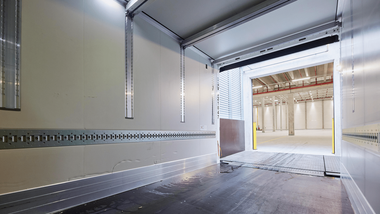 Tomt lasterom på trailer ved åpning på terminal.